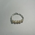 Detail eines minimalistischen S925 Silberrings mit fünf Süßwasserperlen und Metallperlen - Süßwasserperlen-Ring