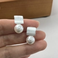 Dettaglio ravvicinato degli orecchini quadrati in metallo spazzolato con perle bianche - Argento 925 / Argento