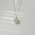 Détail macro du pendentif irrégulier en argent avec perle sur collier minimaliste - Collier en Perles Carré Irrégulier / Argent