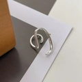 Detailansicht der Earcuff-Manschette aus S925 Silber mit unregelmäßigem Wellendesign - 925er Silber / Silber