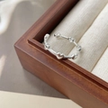 Vista detallada del anillo de corazones en plata S925 en caja de regalo - Estilo Corazón