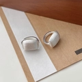 Dettaglio di orecchini a cerchio quadrati con finitura satinata in argento opaco - Argento 925 / Argento