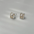 Vue détaillée de la boucle d'oreille vague argentée avec perle en forme de goutte - Boucles d'Oreilles Carrées Irrégulières / Argent