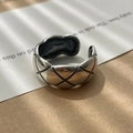 Dettaglio dell'anello in argento S925 con motivo a rombi e incisione interna - Aperto Regolabile / Stile Trapuntato Spesso (SR1119)