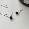 Dettaglio macro del marchio S925 su orecchini a lobo minimalisti in onice nero - Argento 925 / 4mm