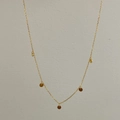Dettaglio della collana minimalista in argento 925 con cinque piccoli ciondoli a disco - Argento 925 / Oro