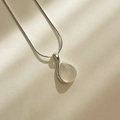 Macro-opname van S925 zilveren druppelketting met maansteen en fijne slangenschakel - 925 zilver / Agaat