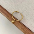 Detail van een gouden S925 zilveren gedraaide ring met een verfijnde hart hanger - Verstelbaar Open / Goud