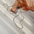 Dettaglio del marchio S925 argento sterling sulla collana a doppio strato minimalista - Argento