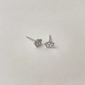 Primo piano di orecchini a lobo a fiore in argento S925 con contorni neri molto dettagliati - Argento 925 / Argento Thai - Fiore