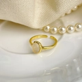 Detail van de S925 zilveren stempel op de gouden ring met een witte chalcedoon steen - Goud