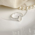 Detailopname van 925 sterling zilveren ring met ovale witte chalcedoon edelsteen - Zilver