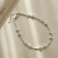 Detail eines S925 Sterlingsilber Armbands mit Herzanhängern und texturierten Perlen - 925er Silber / Silber