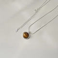 Detailaufnahme der S925 Silberkette mit rundem Tigerauge-Anhänger und Materialstempel - Einstellbar Offen / Silberne Tigerauge-Halskette