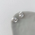 Detalle macro de pendientes de plata mate con volantes y textura plisada irregular - Plata 925 / Color Plata Pura - Pendientes de Volantes