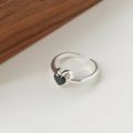 Détail macro d'une bague en argent S925 avec une pierre noire en forme de cœur - Style Zirconia Noir (Couleur Argent)