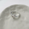 Macro-opname van het S925-keurmerk op de zilveren ring met hartvormige zirkonia - Wit Zirkonia Stijl (Zilverkleur)