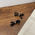 Detailaufnahme der schwarzen Perlenohrstecker in Libellenform mit silbernen Akzenten - 925er Silber / Schwarzer Achat-Stil