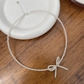 Dettaglio della collana di perle crema con fiocco intrecciato e chiusura a moschettone - Perla Artificiale (Stile Swarovski) / Argento 925
