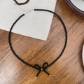 Dettaglio della collana con ciondolo a fiocco in argento S925 e perline nere con chiusura - Agata nera / Argento 925