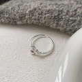 Makroansicht des S925 Sterlingsilber-Schleifenrings mit Punzierung und glatter Oberfläche - Einstellbar Offen / Silber