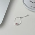 Detalle del anillo de cadena de plata ajustable con gema rosa cuadrada y cierre deslizante - Abierto Ajustable / Plata - Cuadrado Rosa