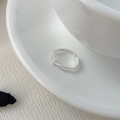 Primer plano detallado de un anillo de nudo de plata esterlina S925 con texturas onduladas - Abierto Ajustable / Plata