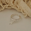 Detailansicht des S925 Sterling Silber Schleifenrings mit doppellagigem offenem Band - Einstellbar Offen / Silber