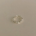 Detailansicht der silbernen gedrehten Kordelstruktur eines verstellbaren Rings - Einstellbar Offen / Silber