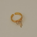 Detaillierte Nahaufnahme eines polierten goldenen Schleifenrings mit verstellbarem Design - Einstellbar Offen / Gold