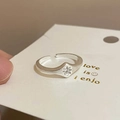 Dettaglio macro di un anello in argento S925 satinato con zircone a stella a otto punte - Stile a Strass Singolo