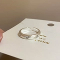 Dettaglio anello in argento S925 con finitura satinata e decorazioni a stella - Tre pietre