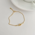Detail of S925 silver gold-plated braided knot bracelet with adjustable clasp - 925 Silver / Gold
