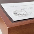 Detailaufnahme des geflochtenen S925 Silberrings auf elegantem Displayständer - Einstellbar Offen / Silber