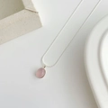 Dettaglio della collana in argento S925 con una pietra di calcedonio rosa ovale su sfondo bianco - Argento 925 / Argento