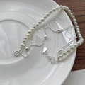 Macro del marchio S925 in argento e perle tonde su un braccialetto elegante - Argento 925 / Tonalità Argento Imitazione Perla