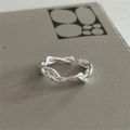 Detalle del anillo de plata esterlina S925 con diseño de cuerda trenzada multicapa - Abierto Ajustable / Plata