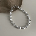 Detailansicht des Armbands aus S925 Sterlingsilber mit strukturierten und polierten Perlen - Runde Matte Perle Stil / 925er Silber