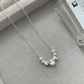 Dettaglio collana a serpente in argento S925 con perle su vassoio in lino beige - Argento 925 / Argento