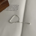 Detailaufnahme des minimalistischen S925 Sterlingsilber-Kettenrings mit hängender Metallperle - Einstellbar Offen / Silber