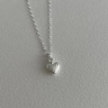 Makro-Detail von S925 Sterling Silber Herzanhänger mit strukturierter Oberfläche und Zirkon - 925er Silber / Silber