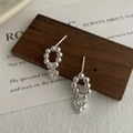 Dettaglio di orecchini a cerchio in argento S925 con pendente a cuore traforato - Argento 925 / Argento