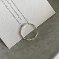 Detailansicht des S925 Silberrings im Bambus-Design auf künstlerischem Papier - Einstellbar Offen / Silber