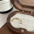 Minimalistischer S925 Silberfischring in Gold mit Zirkonia in einer Holzschmuckschatulle - Einstellbar Offen / Gold