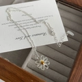 Dettaglio macro della collana a margherita in argento S925 con centro floreale dorato - Argento 925 / Argento