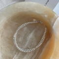 Detailaufnahme der S925 Silberperlenkette und weißen Perlen mit Herzanhänger - 925er Silber / Silber
