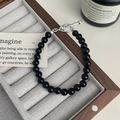 Elegantes schwarzes Perlenarmband mit silbernem Knebelverschluss in einer Schmuckschatulle - 925er Silber / Silber-Schwarzer Achat