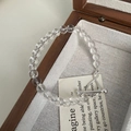 Detailansicht eines Kristallperlenarmbands mit Silberknebelverschluss in Holzbox - 925er Silber / Silber-Weißer Kristall