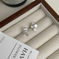 Gros plan sur boucles d'oreilles en argent S925 avec texture pliée irrégulière - Argent 925 / Argent