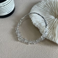 Primer plano de pulsera de plata S925 con cristales de cuarzo transparentes sobre cuero - Plata